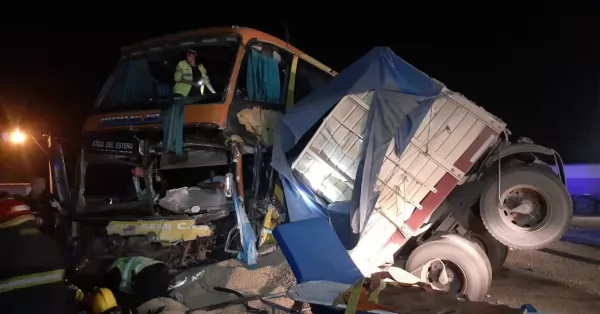 Un colectivero falleció tras un fuerte choque con un camión cerealero en el cruce de rutas 34 y A012