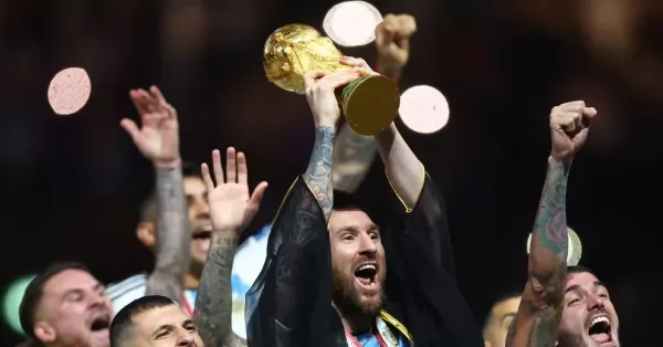 La capa que le dieron a Messi simboliza “la victoria tras la batalla”