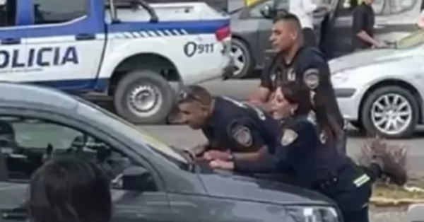 Inhabilitaron la licencia del joven que embistió a dos policías en Córdoba