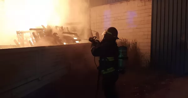 Investigan un nuevo incendio de un vehículo en un corralón de materiales en San Lorenzo