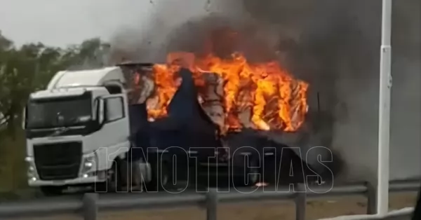 Un camión se incendió en la autopista a la altura de Capitán Bermúdez