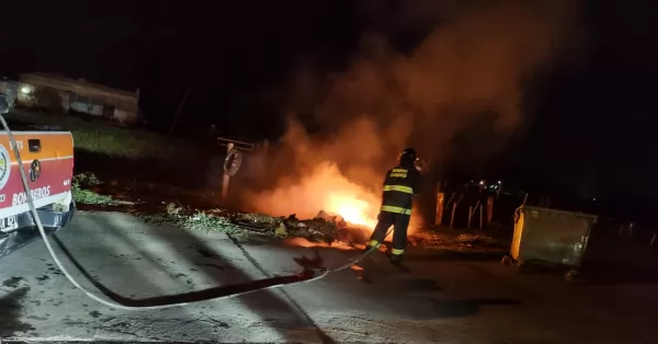 Bomberos sofocaron el incendio de un contenedor de residuos en San Lorenzo