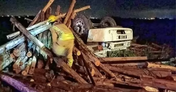 Un camión volcó cuando iba a ingresar al Puente Rosario - Victoria y murieron sus dos ocupantes