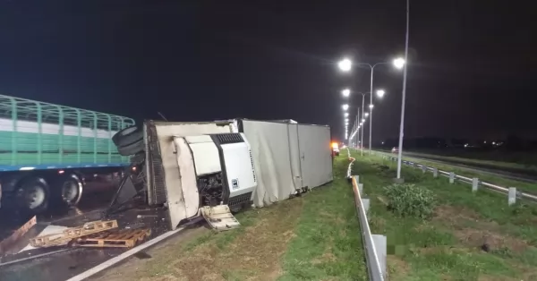 Un camión volcó en autopista Rosario Santa Fe en la madrugada de este jueves