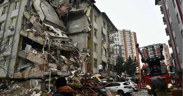 Más de 1300 muertos en Turquía y Siria por un terremoto de magnitud 7,8 