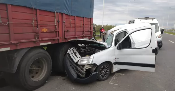 Un utilitario se incrustó debajo de un camión en la Autopista y su conductor fue hospitalizado