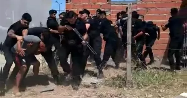 La policía desalojó un terreno usurpado en Puerto San Martín: hubo piedrazos y balas de goma