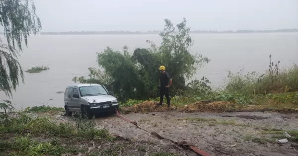Bomberos remolcaron a un automóvil que casi cae al río en San Lorenzo