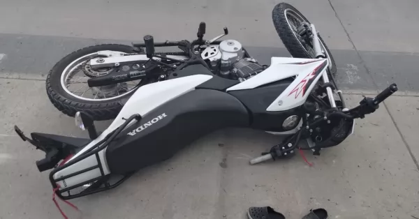 Se accidentaron en moto en Bermúdez y se fueron todos: era robada