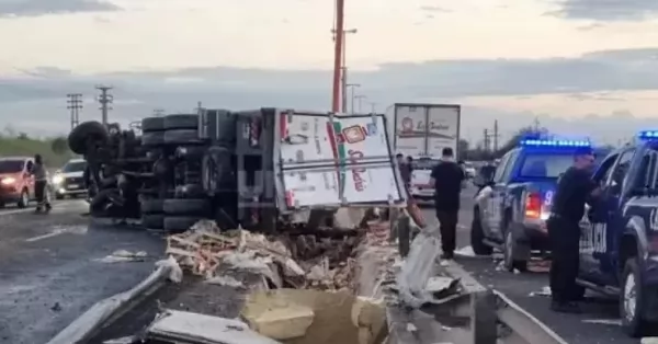 Santa Fe: volcó un camión con 8 toneladas de pollo y vecinos se llevaron la carga