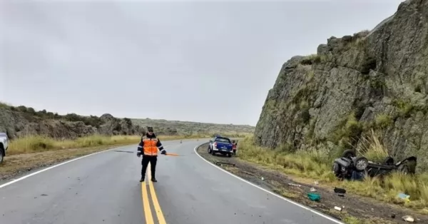 Córdoba: un turista murió al volcar su camioneta en el Camino de las Altas Cumbres