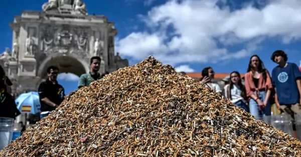 Hicieron una montaña de colillas de cigarrillo en una plaza para concientizar sobre la contaminación