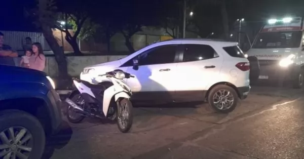 Dos motociclistas lesionados en Bermúdez tras chocar con un automóvil