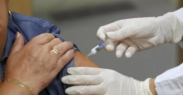 El gobierno pide a los grupos de riesgo vacunarse contra la gripe para prevenir internaciones 