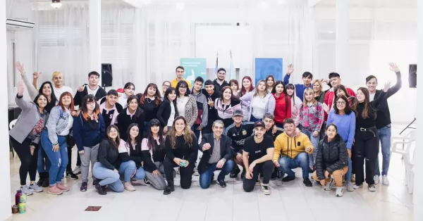 El senador impulsa iniciativas para que estudiantes secundarios puedan hacer oír su voz