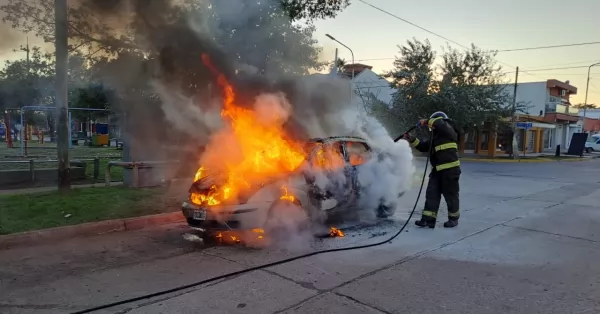 Un auto ardió en llamas en inmediaciones del ex “Nacional 2” de San Lorenzo