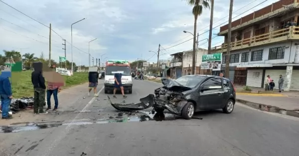 Motociclista resultó fracturado tras impresionante choque con un auto en Capitán Bermúdez