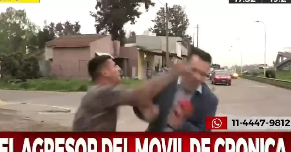Agredieron a un periodista de Crónica TV cuando mostraba en vivo el estado de las rutas