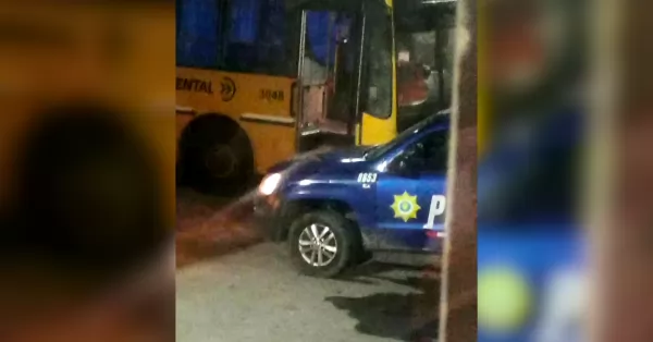 Ataque a un colectivo Expreso en Rosario: se subieron dos personas y amenazaron al chofer