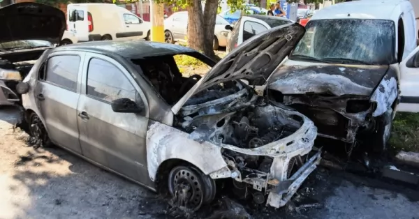 Arrojaron una bomba molotov contra una Comisaría de Rosario e incendiaron el auto de una policía