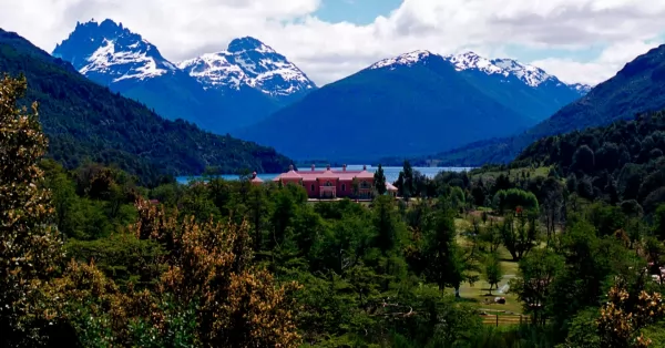 Jueces, miembros del Grupo Clarín y funcionarios porteños intentaron ocultar reunión en Bariloche truchando facturas