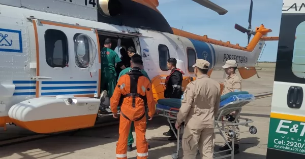 Prefectura aeroevacuó de urgencia al tripulante de un pesquero con apendicitis 