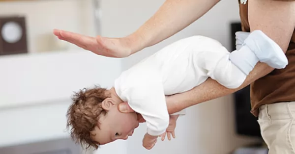 ¿Cómo es la maniobra de Heimlich en niños y bebés?