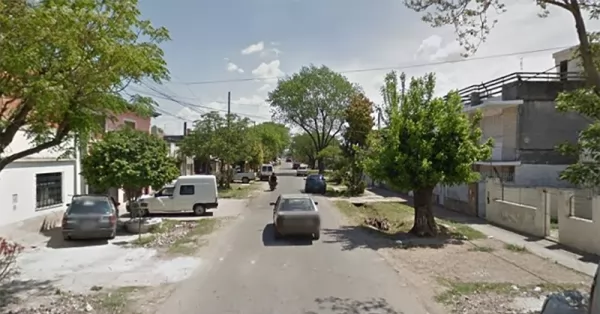 Mataron a un hombre mientras estaba sentado en la vereda frente a su casa en Rosario