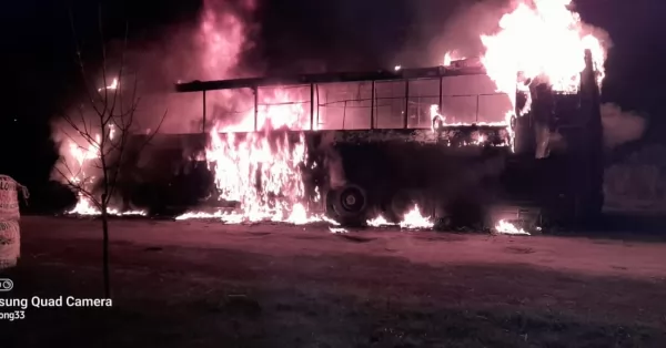 Impresionante incendio de un motorhome en Capitán Bermúdez