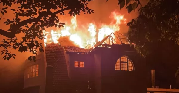 Incendio de película en un histórico inmueble de un barrio privado en Funes