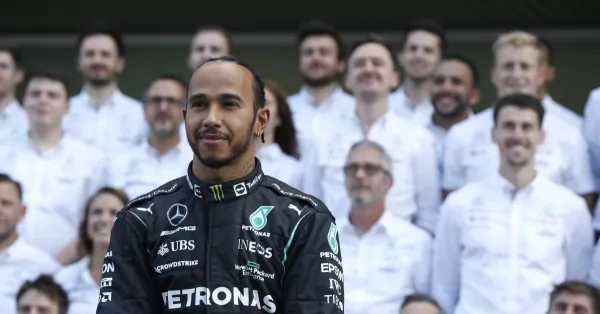 Hamilton pone en duda su continuidad en la Fórmula 1 y exige una investigación de la última carrera del 2021 