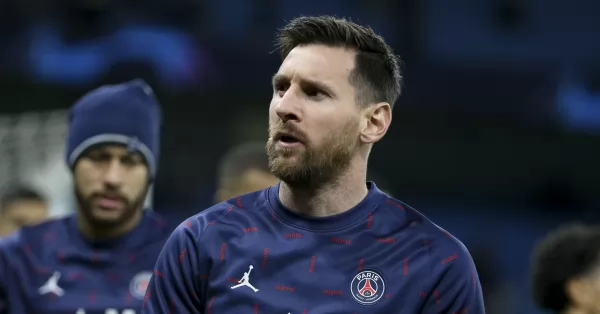 El campeón mundial Lionel Messi y su familia están llegando a París