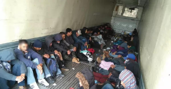Hallan a 136 migrantes hacinados en el interior de un camión en México
