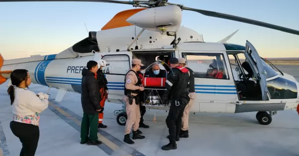 Rescataron a dos navegantes que requirieron atención médica inmediata en el Mar Argentino