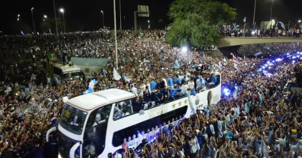 La Selección campeona del mundo llegó a Ezeiza y se trasladó al predio de la AFA en medio de una multitud