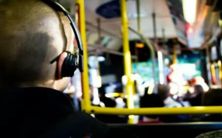 Se aprobó el proyecto que prohíbe escuchar música sin auriculares en el transporte público
