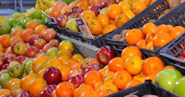 Economistas alertan que por la traba a las importaciones subirán los precios de las frutas y verduras en verano  